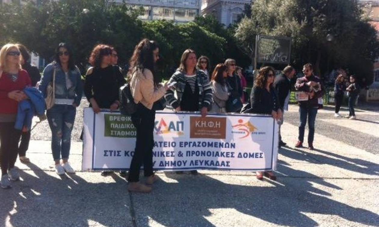 Συγκέντρωση συμβασιούχων του «Βοήθεια στο Σπίτι» στην πλατεία Κλαυθμώνος