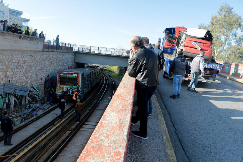 Εικόνες - σοκ στην Κηφισιά: Αυτοκίνητο έπεσε από γέφυρα στις γραμμές του ηλεκτρικού σιδηροδρόμου