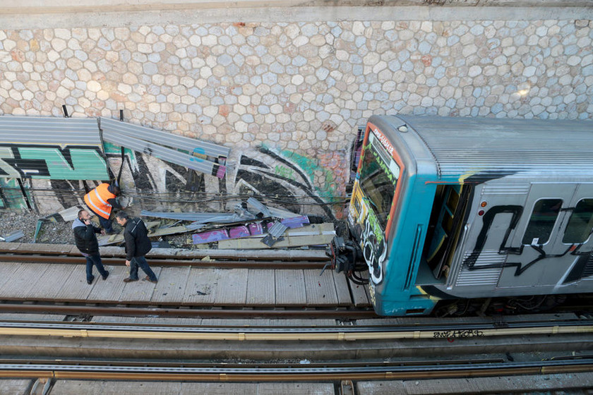 Εικόνες - σοκ στην Κηφισιά: Αυτοκίνητο έπεσε από γέφυρα στις γραμμές του ηλεκτρικού σιδηροδρόμου