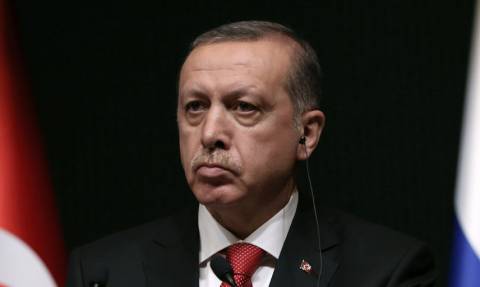 Έξαλλος ο Ερντογάν από το «χαστούκι» Μακρόν: Κατηγορεί τον Γάλλο πρόεδρο ότι στηρίζει «τρομοκράτες»