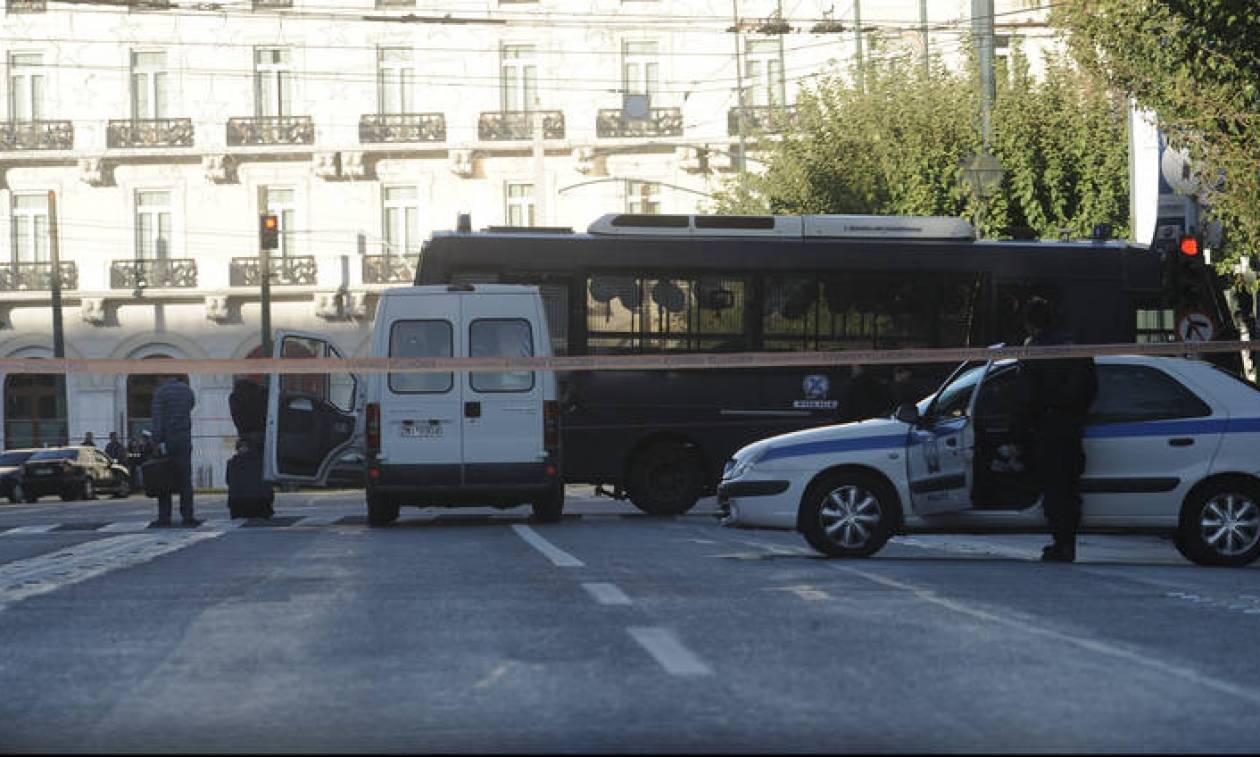 Μέλη φοιτητικών οργανώσεων έξω από την πρεσβεία της Γαλλίας στο Σύνταγμα