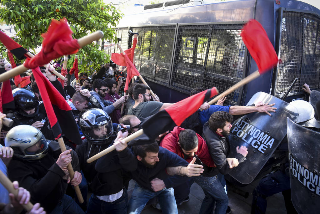 Πανεκπαιδευτικό συλλαλητήριο: Ένταση ΤΩΡΑ στο κέντρο της Αθήνας