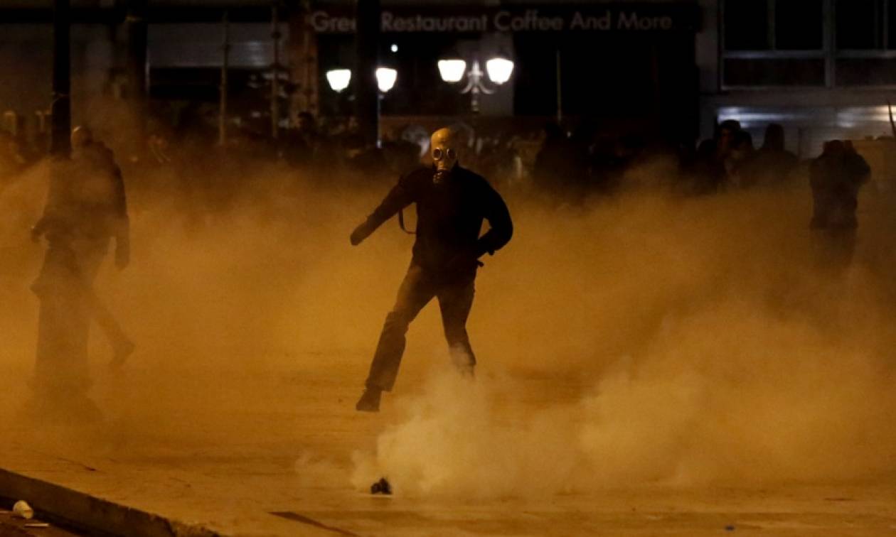 Αλλεπάλληλες επιθέσεις με μολότοφ έξω από το Πολυτεχνείο