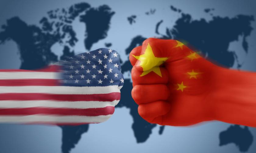 Ο παγκόσμιος εμπορικός πόλεμος μόλις ξεκίνησε: Η Κίνα «χτυπά» τις ΗΠΑ με δασμούς σε 128 προϊόντα