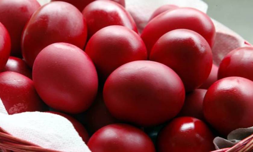 Ετσι θα βάψετε κόκκινα αυγά με... φλούδες από κρεμμύδια (Video)
