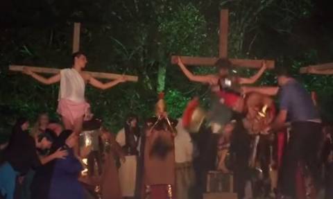 Απίστευτο βίντεο: Άγριο ξύλο στον «Ρωμαίο στρατιώτη» που «τρύπησε» τον «Ιησού»!