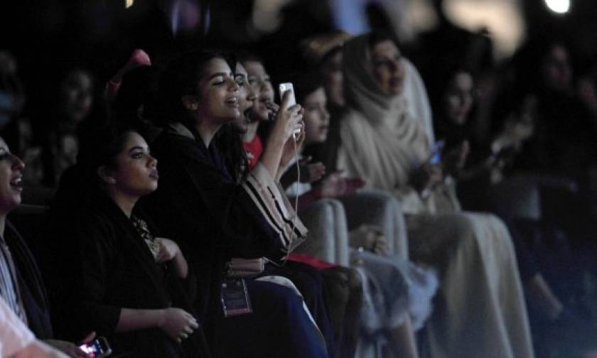 Γυναίκες παρακολούθησαν για πρώτη φορά συναυλία στη Σαουδική Αραβία (pics)