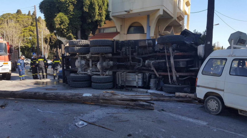 ΕΚΤΑΚΤΟ: Σοκαριστικό τροχαίο με βυτιοφόρο του στρατού στη Ρόδο (pics)