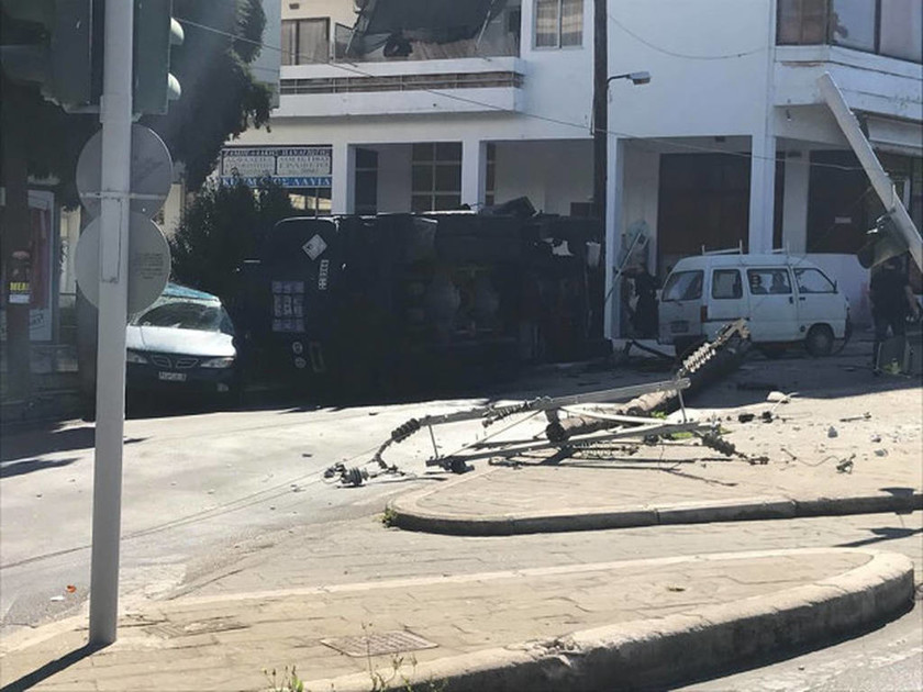 ΕΚΤΑΚΤΟ: Σοκαριστικό τροχαίο με βυτιοφόρο του στρατού στη Ρόδο (pics)