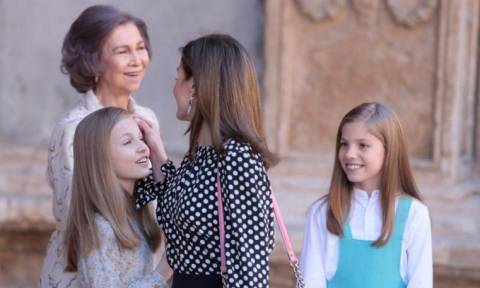 Δεν φαντάζεστε τι έκανε η Βασίλισσα Λετίθια όταν η Ελληνίδα πεθερά της φίλησε την κόρη της! (video)