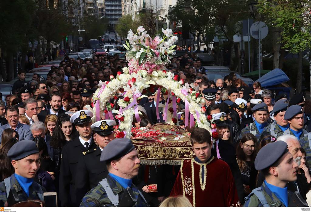 Πάσχα 2018: Οι ανθοστόλιστοι επιτάφιοι της Μεγάλης Παρασκευής (pics)