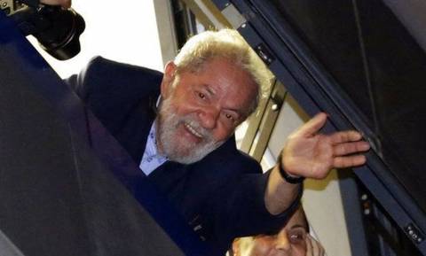 Βραζιλία: Παραδόθηκε στην Αστυνομία ο πρώην πρόεδρος Λούλα Ντα Σίλβα