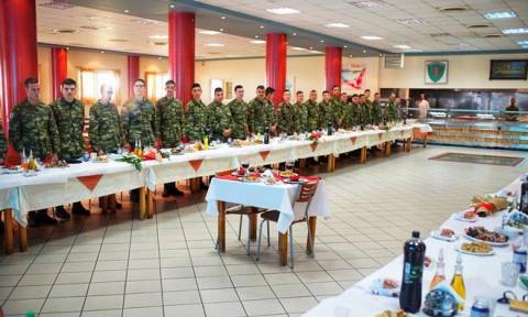 Συγκίνηση: Κενά τραπέζια σε στρατόπεδα και άδεια στασίδια σε ναούς για τους Έλληνες στρατιωτικούς