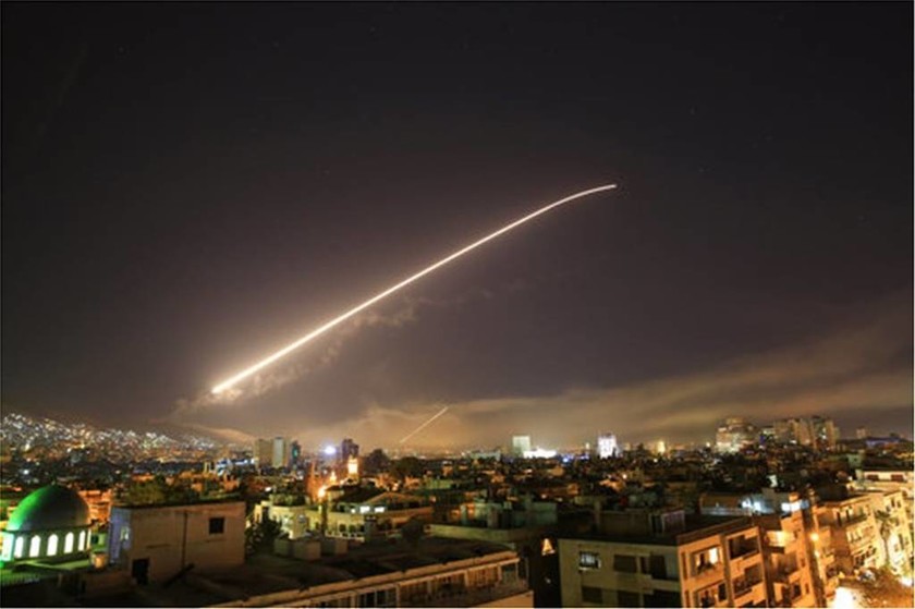 Για μια ολόκληρη ώρα βομβάρδιζαν τη Συρία ΗΠΑ, Βρετανία και Γαλλία  (pics)