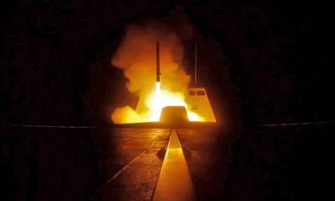 Πόλεμος Συρία: Δείτε καρέ - καρέ την εντυπωσιακή εκτόξευση πυραύλου από γαλλική φρεγάτα (Vid)