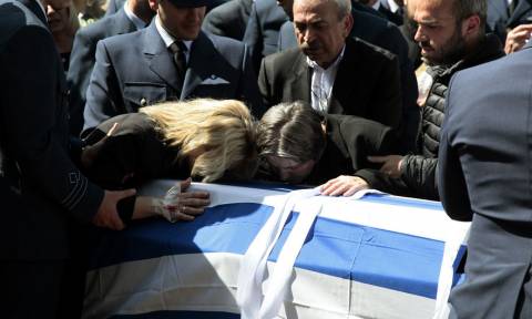 Γιώργος Μπαλταδώρος: Θρήνος και σπαραγμός στην κηδεία – Κατέρρευσε η σύζυγός του (photos)