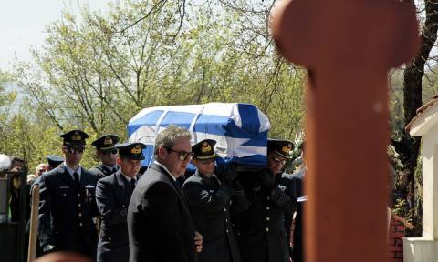 Το ανατριχιαστικό «αντίο» της χήρας του ήρωα πιλότου - Έψαλε τον Εθνικό Ύμνο (vid)