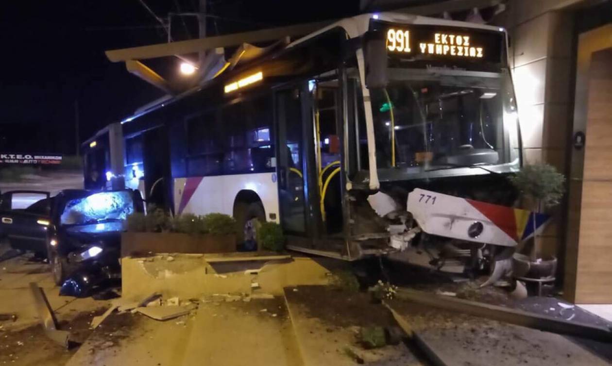 Σοκαριστικό video: Η στιγμή που λεωφορείο στη Θεσσαλονίκη έπεσε πάνω σε καφετέρια!