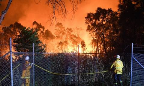 Αυστραλία: Μεγάλη δασική πυρκαγιά απειλεί σπίτια στα προάστια του Σίδνεϊ (pics+vid)