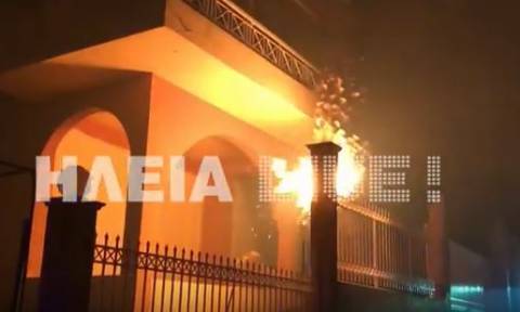 Φωτιά στην Ηλεία: Οι φλόγες «γλείφουν» σπίτια στην Σκιλλουντία - Συγκλονίζει το βίντεο