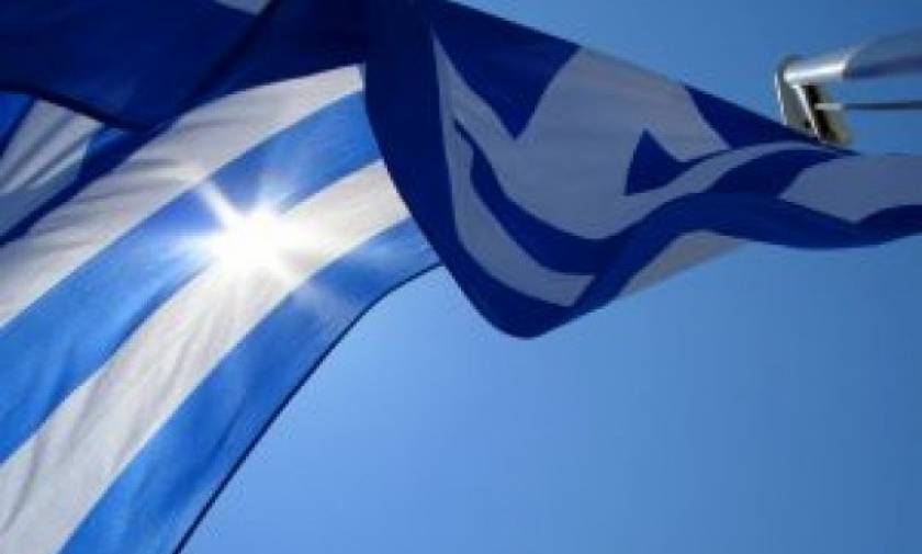 Περηφάνια: Τρεις νεαροί ύψωσαν την ελληνική σημαία στη βραχονησίδα Ανθρωποφάς (photos)