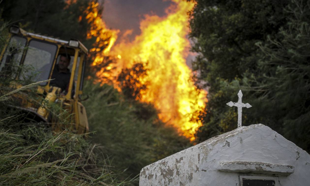 Φωτιά - Ηλεία: Συνεχίζεται η «μάχη» με τις φλόγες - Βελτιωμένη η κατάσταση στη Φρίξα (pics&vids)