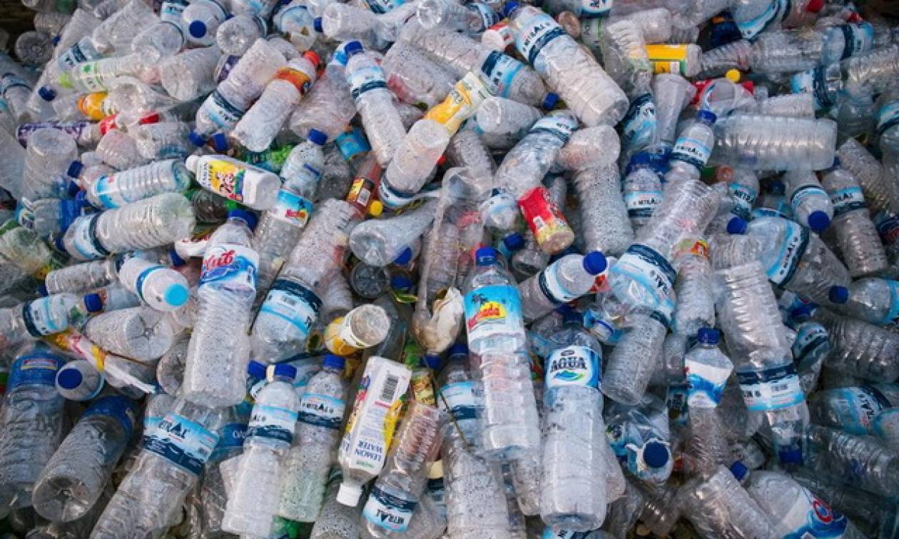 Επιστήμονες δημιούργησαν τυχαία ένα ένζυμο που τρώει πλαστικά μπουκάλια