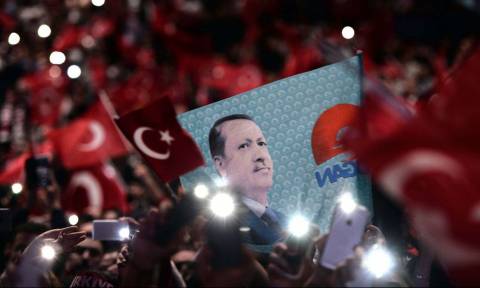 Οι πρώτες αντιδράσεις για τις πρόωρες εκλογές στην Τουρκία: «Όχι υπό καθεστώς εκτάκτου ανάγκης»