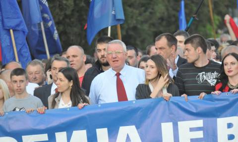 Σάλος στη Σερβία: Βουλευτής έσκισε και ποδοπάτησε την κροατική σημαία ενώπιον Κροατών (Vid)