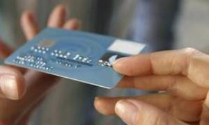 Πιτσιόρλας: Δέσμευση για διάκριση των τραπεζικών χρεώσεων στις κάρτες