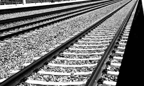 Σοκ στη Λάρισα: Ακρωτηριάστηκε και στα δύο πόδια από τρένο