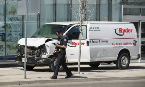 Τρόμος στον Καναδά: Φορτηγάκι «θέρισε» πεζούς στο Τορόντο - Τουλάχιστον 10 νεκροί (pics+vids)