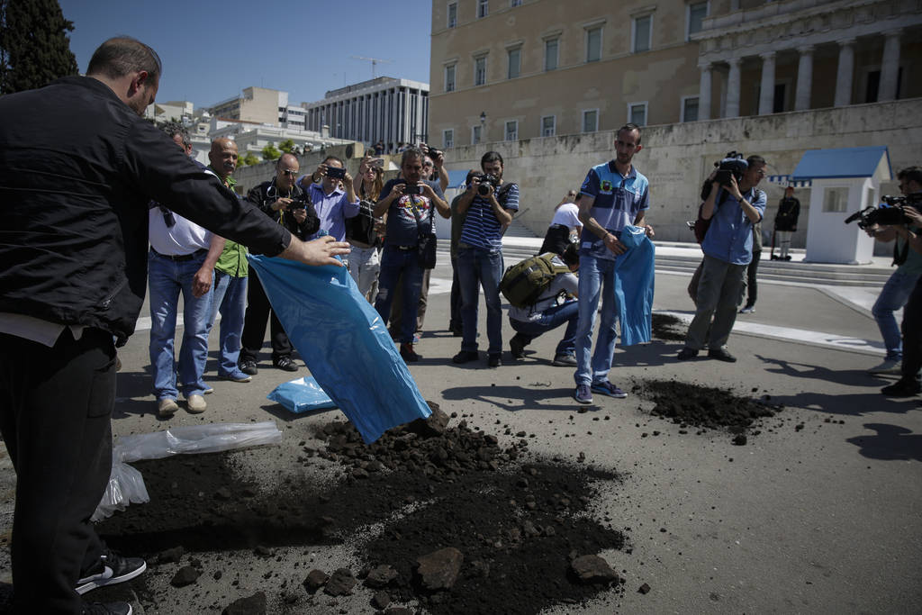 ΓΕΝΟΠ - ΔΕΗ: Πέταξαν λιγνίτη έξω από τη Βουλή (pics)