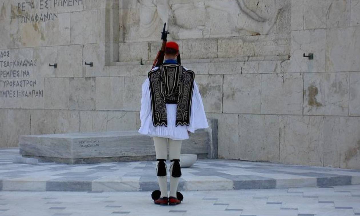 Ένωση Τεχνικών ΔΕΗ: Δεν είναι συνδικαλιστής ο άνδρας που πάτησε στο Μνημείο του Αγνώστου Στρατιώτη