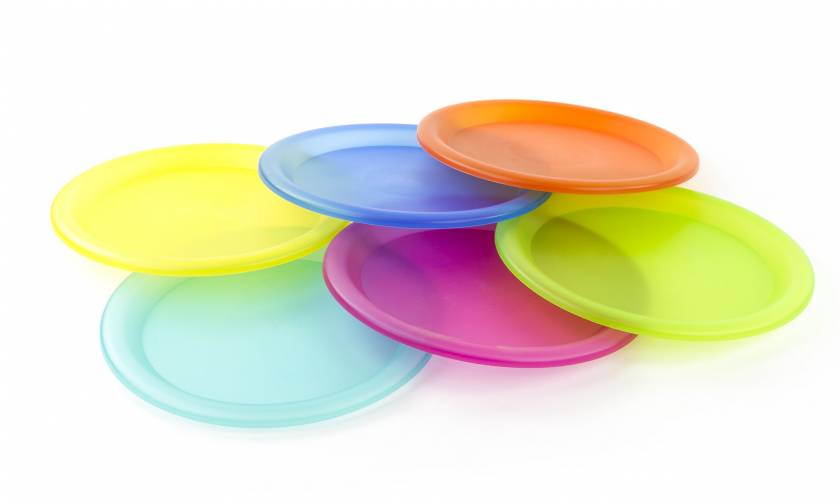 Ανακοίνωση – Bόμβα: Μετά τα πλαστικά καλαμάκια έρχεται το τέλος και για τα πιάτα μίας χρήσης;