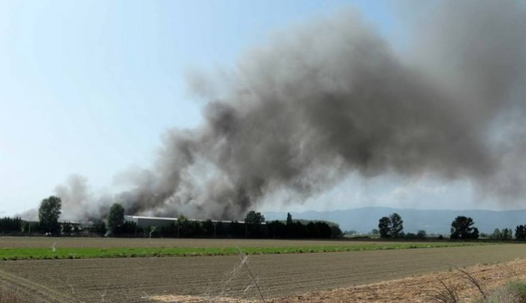 Ξάνθη: 24ωρη παράταση στα προληπτικά μέτρα μετά την πυρκαγιά στο εργοστάσιο μπαταριών