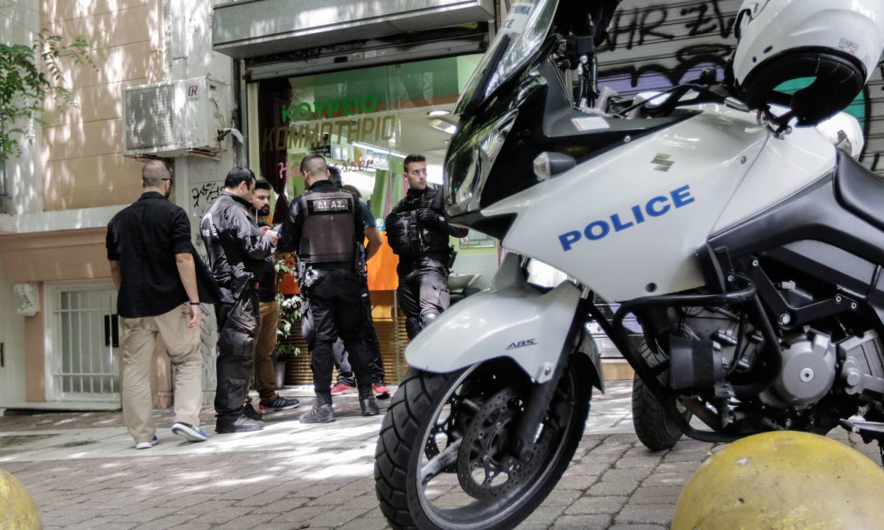 Πυροβολισμοί στην Αθήνα: Οι πρώτες εικόνες από το αιματηρό επεισόδιο στην πλατεία Βικτωρίας