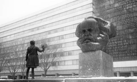 Καρλ Μαρξ: Όλα όσα πρέπει να ξέρετε για τον φιλόσοφο που άλλαξε τη ροή της ιστορίας του 20ου αιώνα