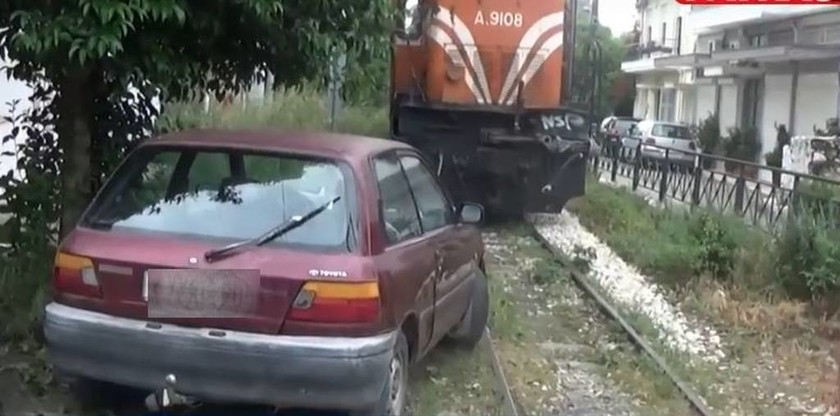 Απίστευτο! Οδηγός πάρκαρε το αυτοκίνητο στις γραμμές τρένου: Εικόνες – ντοκουμέντο