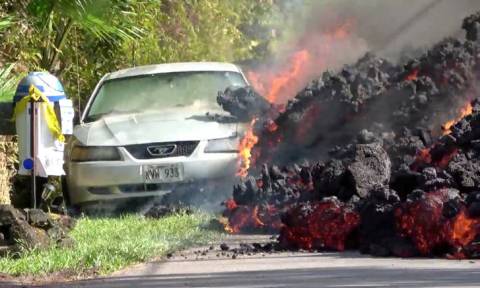 Απίστευτο βίντεο: Η λάβα του Κιλαουέα «καταπίνει» αυτοκίνητο! (vid)