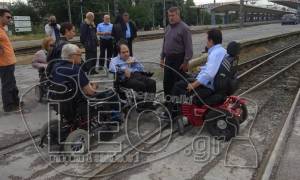 Καταγγελία: Δεν επέτρεψαν σε παραπληγικό στη Θεσσαλονίκη να ταξιδέψει με τρένο (pics)
