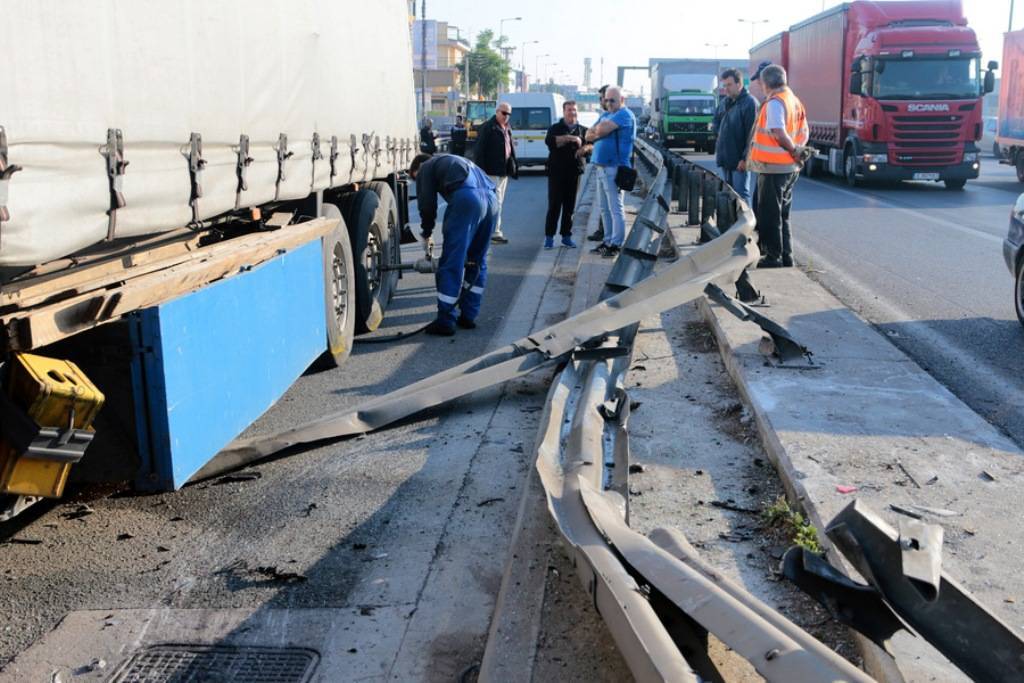 Αποκάλυψη ΣΟK για την νταλίκα που σκόρπισε το θάνατο στον Κηφισό: Είχε παραποιημένες πινακίδες! 