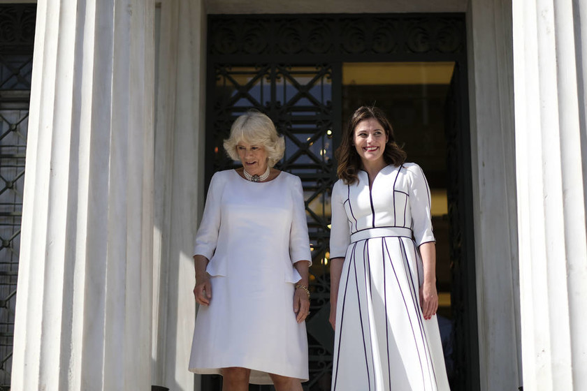Τα φορέματα που έκλεψαν την παράσταση: Το λευκό της Καμίλα και το λαδί της Μπέτυς Μπαζιάνα (pics)