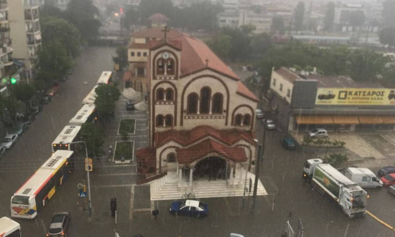 Κακοκαιρία Θεσσαλονίκη: Αίσιο τέλος για τα δύο άτομα που παρασύρθηκαν από τα νερά στις Συκιές