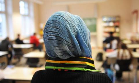 Εξοργισμένοι οι μουσουλμάνοι στη Γερμανία: Απαγορεύεται η ισλαμική μαντίλα σε δασκάλους