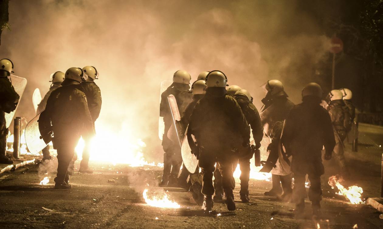 Άγριες συμπλοκές και επεισόδια στα Εξάρχεια - Πέτρες, μολότοφ και κρότου λάμψης