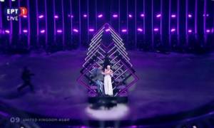 Eurovision 2018: «Ντου» θεατή στη σκηνή - Άρπαξε το μικρόφωνο από την τραγουδίστρια! (pics+vid)