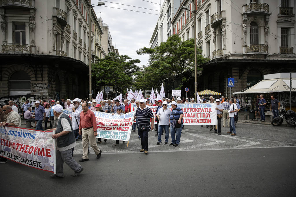 Σε εξέλιξη η πορεία των συνταξιούχων στην Αθήνα 