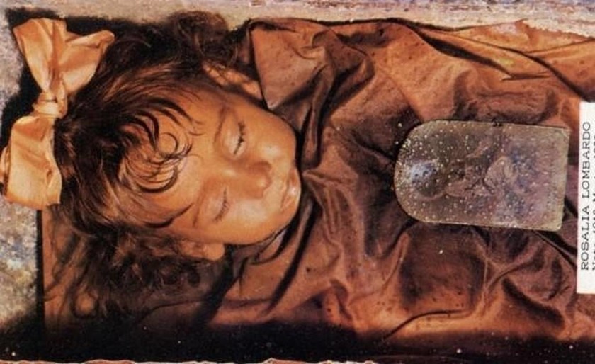 Αυτό το μικρό κοριτσάκι πέθανε πριν από 98 χρόνια. Ξαφνικά... άνοιξε τα μάτια του! (vids+pics)