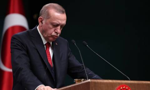 Καταρρέει ο Ερντογάν: «Γκρεμίζεται» η τουρκική οικονομία